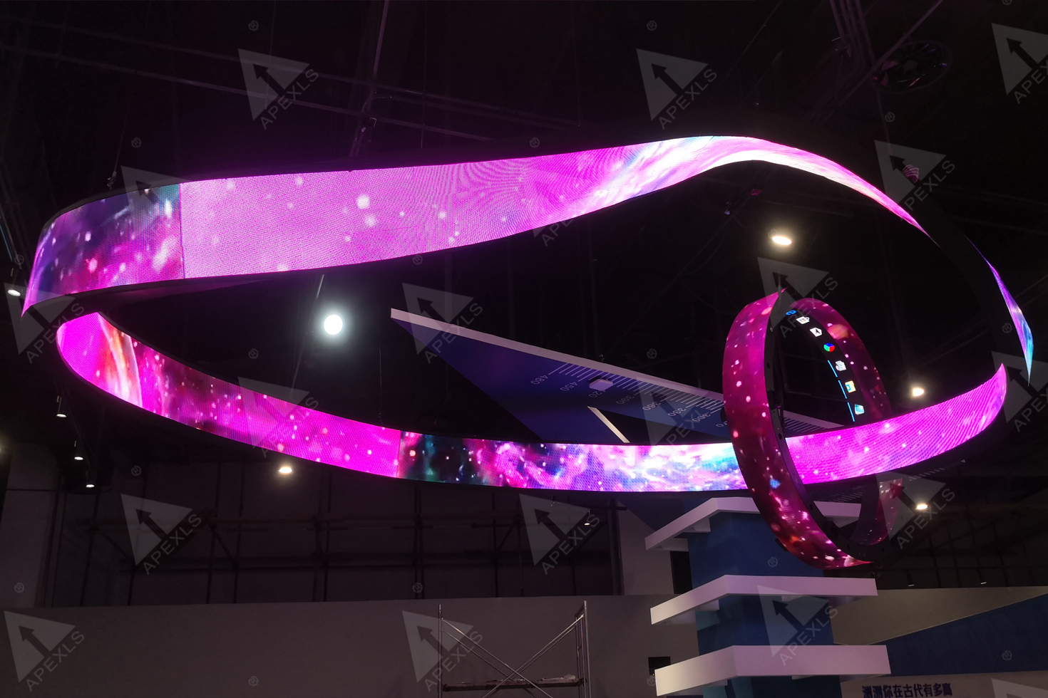 "Möbius Strip" shaped LED display screen