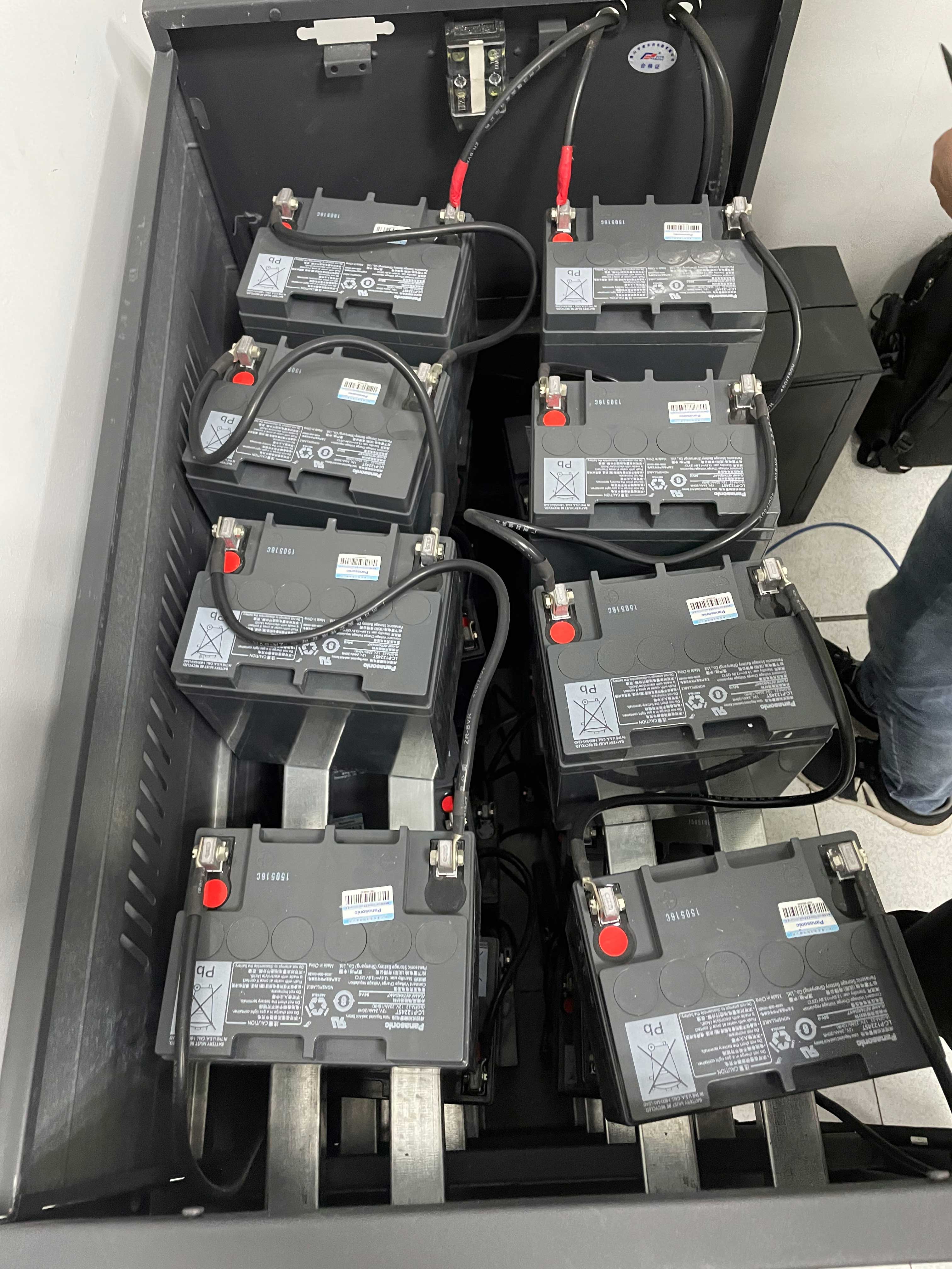 Installation and replacement of UPS power supply battery in a factory's computer room